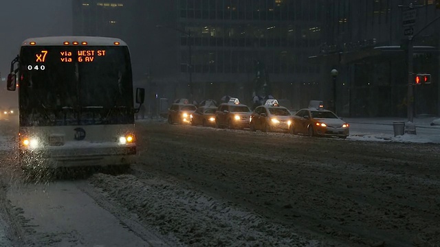 MS拍摄的第六大道交通在冬季暴风雪黎明/纽约，美国视频素材