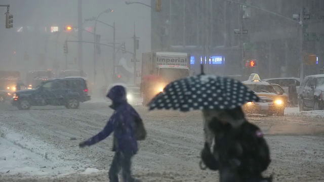 美国纽约，早晨冬季暴风雪期间第六大道的交通和通勤视频素材