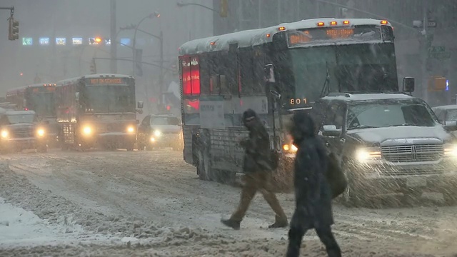 MS拍摄的第六大道的交通和通勤在冬季暴风雪的早晨/纽约，美国视频素材