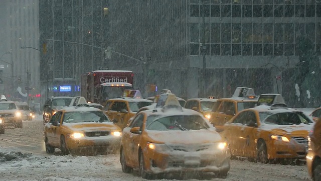 图女士拍摄的是美国纽约早晨冬季暴风雪期间第六大道的交通状况视频素材