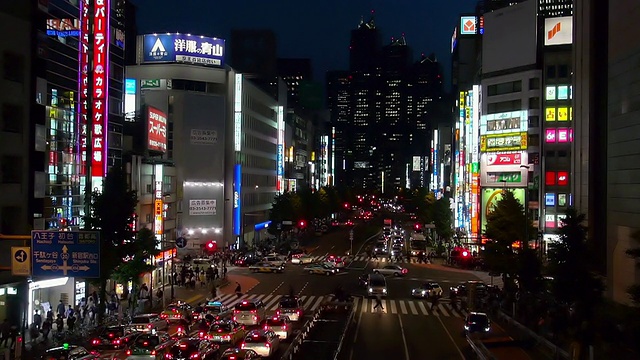 日本新宿/东京晚上的交通状况视频素材