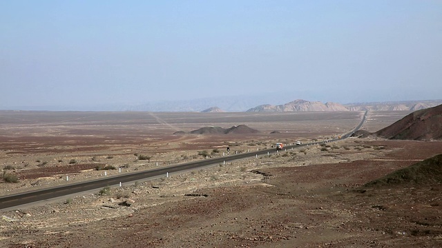 在秘鲁南部纳斯卡的道路上行驶的车辆和距离视频素材