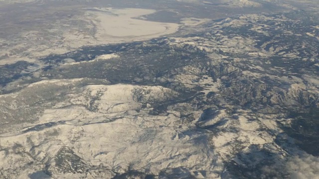 鸟瞰雪山的飞机窗口4k视频素材