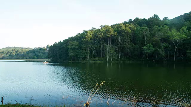 日出与云运动通过湖大坝-股票视频视频素材