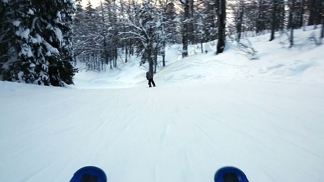 用滑雪板往山下滑雪视频素材