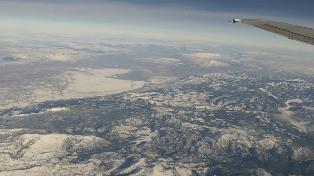 鸟瞰雪山的飞机窗口4k视频素材