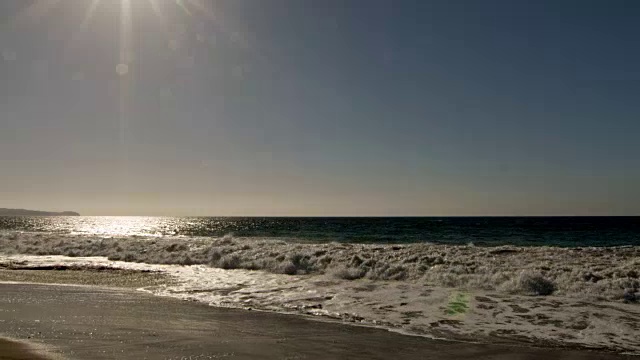 宽阔的海滩上视频素材