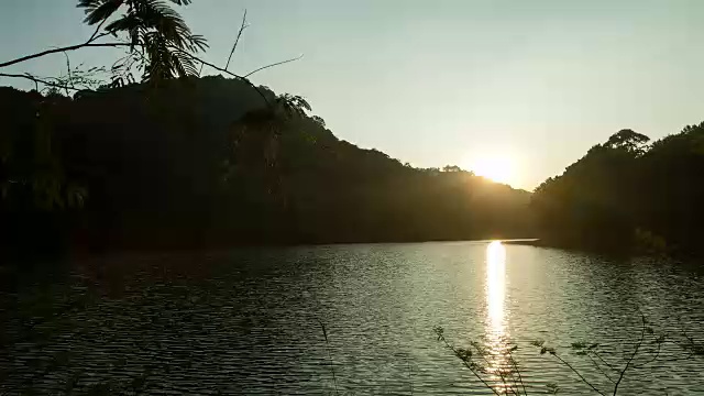 日落与云运动通过湖大坝-股票视频视频素材