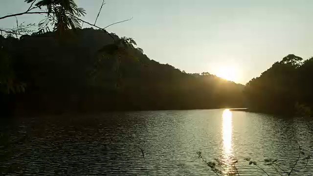 日落与云运动通过湖大坝-股票视频视频素材