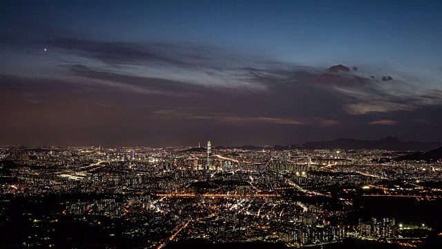 夜景与乐天世界大厦(韩国最高的建筑)在Jamsil地区视频素材