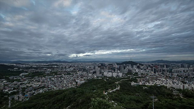 从英旺山景夜景首尔的城市景观视频素材