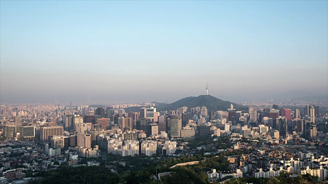 首尔的城市景观从映旺山日落到夜晚视频素材