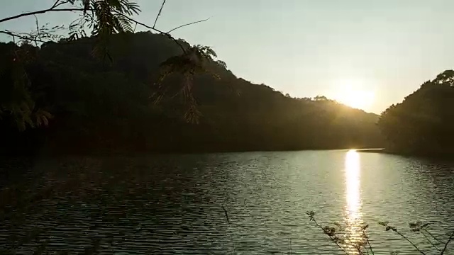 日落与云运动通过湖大坝-股票视频视频素材