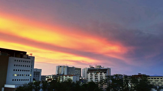 城市上空的云反射-时间流逝视频素材