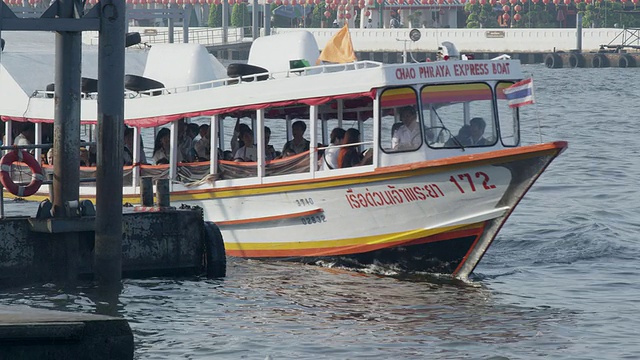 一艘开往湄南河(Chao Phraya)的快船抵达Wat Pho码头，红色R3D 4K视频素材