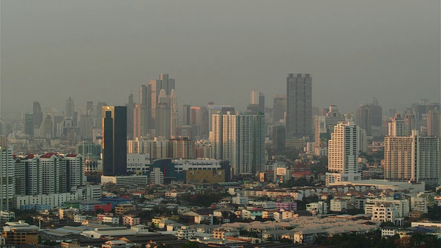 曼谷市中心(Sathorn和Silom地区);从南到北，红色R3D 4K视频素材