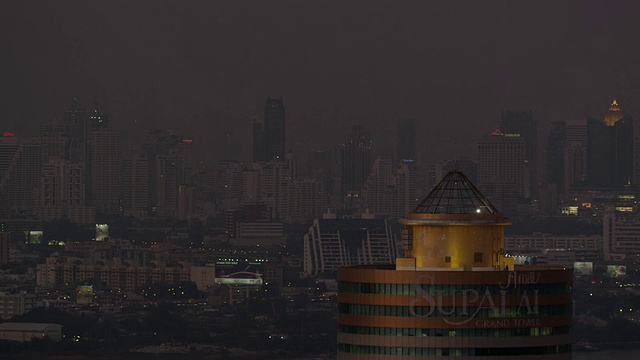 LS PAN夜间在曼谷市中心(沙顿和Silom地区)，红色R3D 4K视频素材