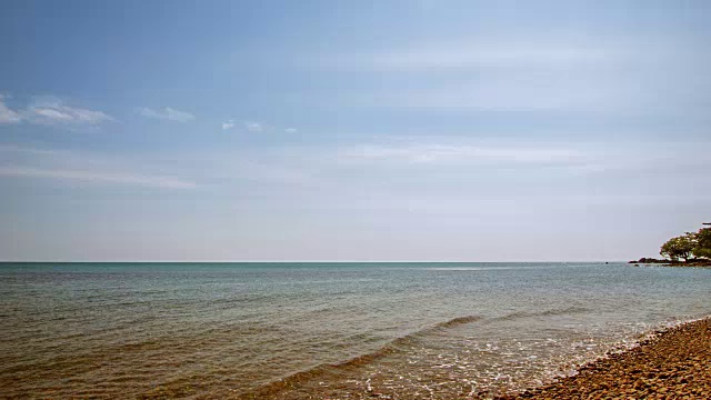 宽阔的海滩上视频素材