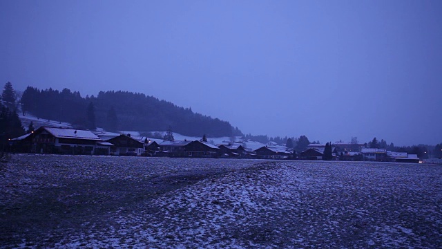 乡村地区的城市景观。冬天下雪。视频素材