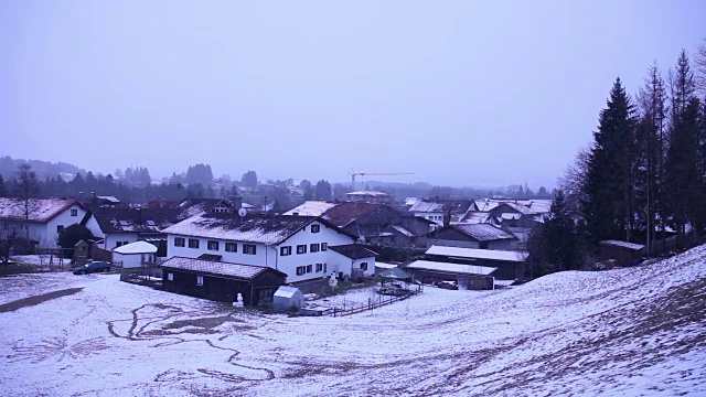 城市景观的Lechbruck(巴伐利亚)。它´s下雪!视频素材