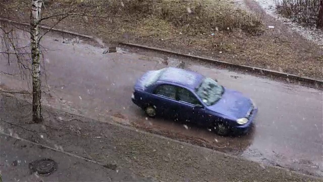 降雪在城市。湿雪落下大片雪花。视频素材