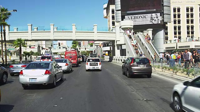 在拉斯维加斯大道上开车。在缓慢的运动。视频素材