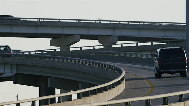 沿弯道行驶，穿越高速公路桥梁和州际出口匝道。视频素材