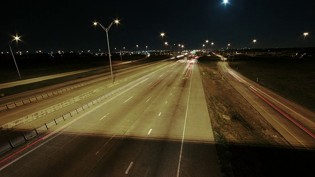 夜间，复杂的州际公路上的延时交通。视频素材