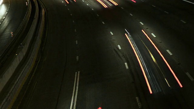 夜幕降临，时间流逝，州际公路拐弯处交通模糊视频素材