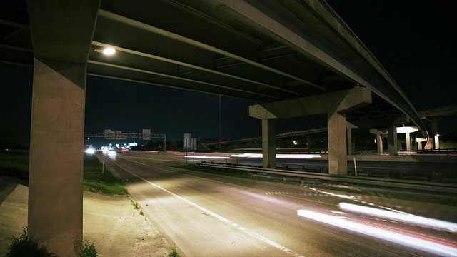 夜幕降临，时间流逝，公路上交通模糊。视频素材