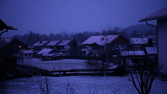 在巴伐利亚的一个小地方正在下雪。下雪的城市。冬季。视频素材