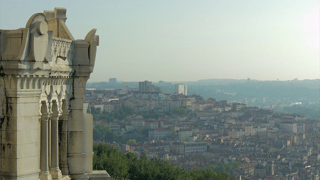 从福维埃广场(Place de Fourviere)俯瞰清晨的里昂视频素材