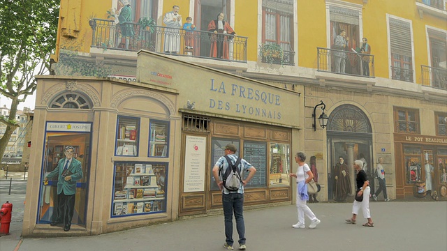 男人看着 Mur Peint La Fresque des Lyonnais，TD视频素材