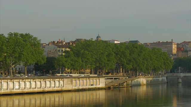 沿Saone河的Vieux Lyon,PAN视频素材