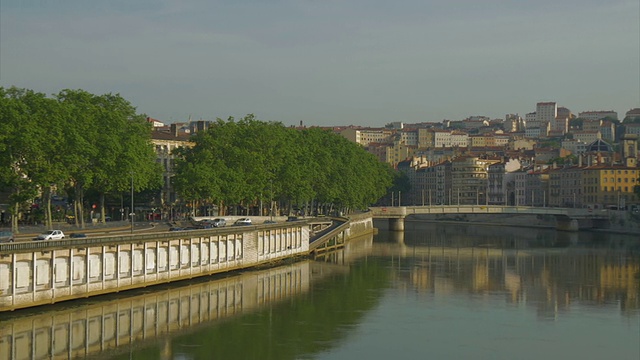 沿Saone河的Vieux Lyon,PAN视频素材