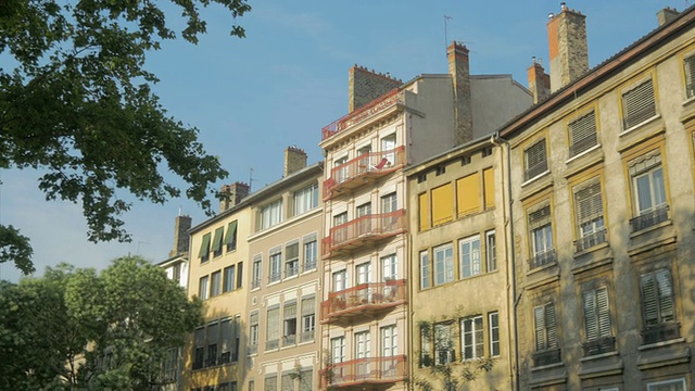 Vieux Lyon，建筑临街，WS, PAN视频素材