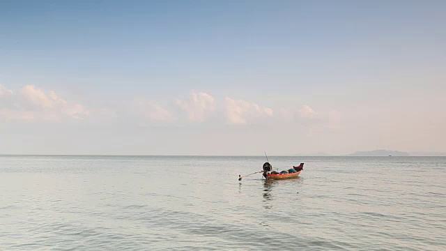 海上孤独的本地渔船视频素材