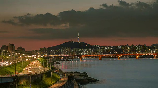 日落和夜景的北汉城塔和交通在Seongsudaegyo桥，奥林匹克大罗高速公路在汉江视频素材