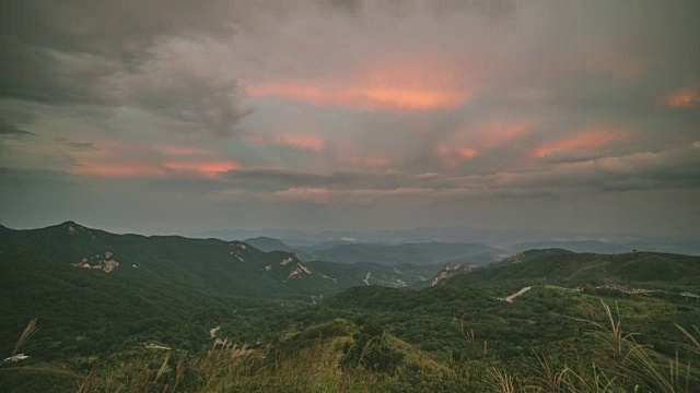 黄麦山景观与日落时的穆迪天空视频素材