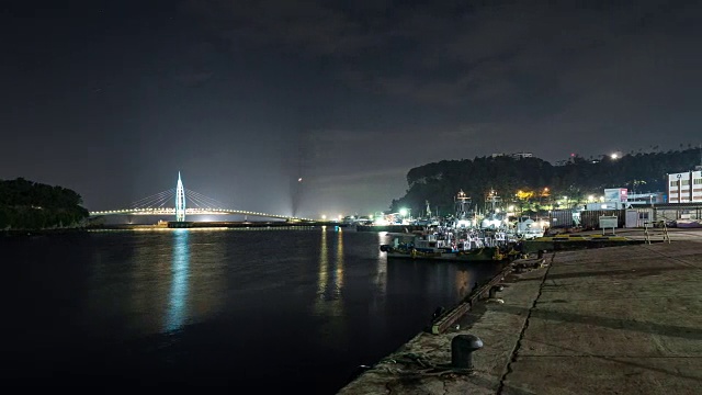 日落至夜景赛景洋桥(济州岛地标)和西浦港视频素材