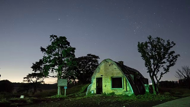 夜景色的克提什丰在Isidolmokjang(牧场)与星场视频素材