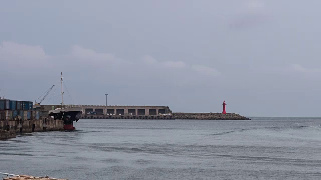 济州港海景，有防波堤和红色灯塔视频素材