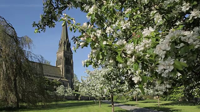 Edensor Village Church & Blossom，查兹沃斯庄园，英格兰，英国，欧洲视频素材