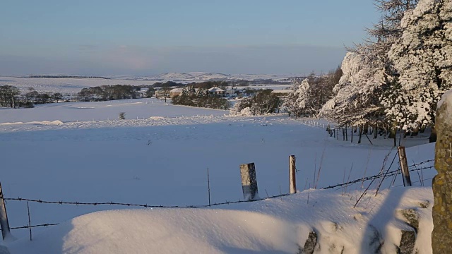 英国，德比郡，峰区国家公园的Wadshelf雪景视频素材