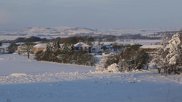 英国，德比郡，峰区国家公园的Wadshelf雪景视频素材