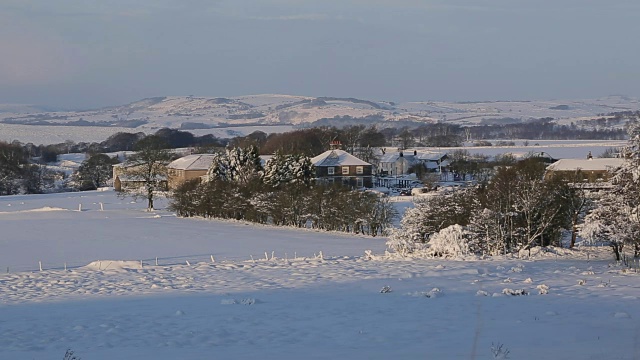 英国，德比郡，峰区国家公园的Wadshelf雪景视频素材