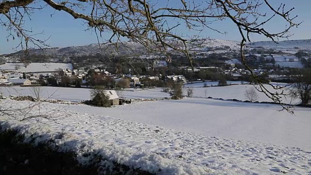 雪景在卡尔弗，峰区国家公园，德比郡，英格兰，英国视频素材