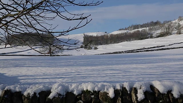 哈索普附近的雪景，皮克区国家公园，德比郡，英格兰，英国视频素材