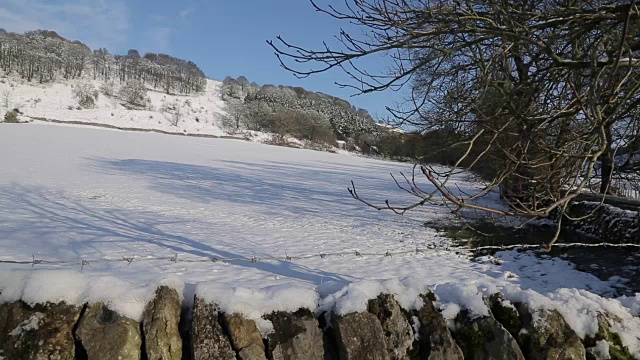 哈索普附近的雪景，皮克区国家公园，德比郡，英格兰，英国视频素材