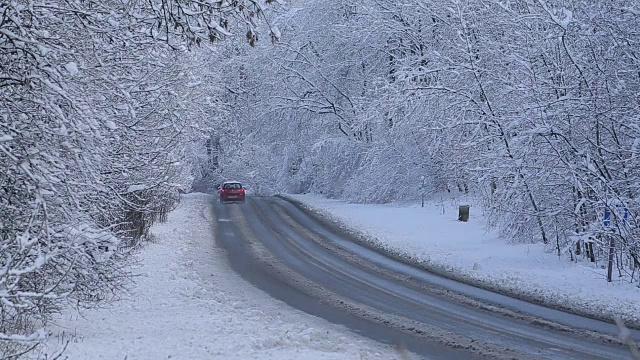 英国德比郡，皮克区国家公园，巴克斯顿到马特洛克A6的雪景视频素材